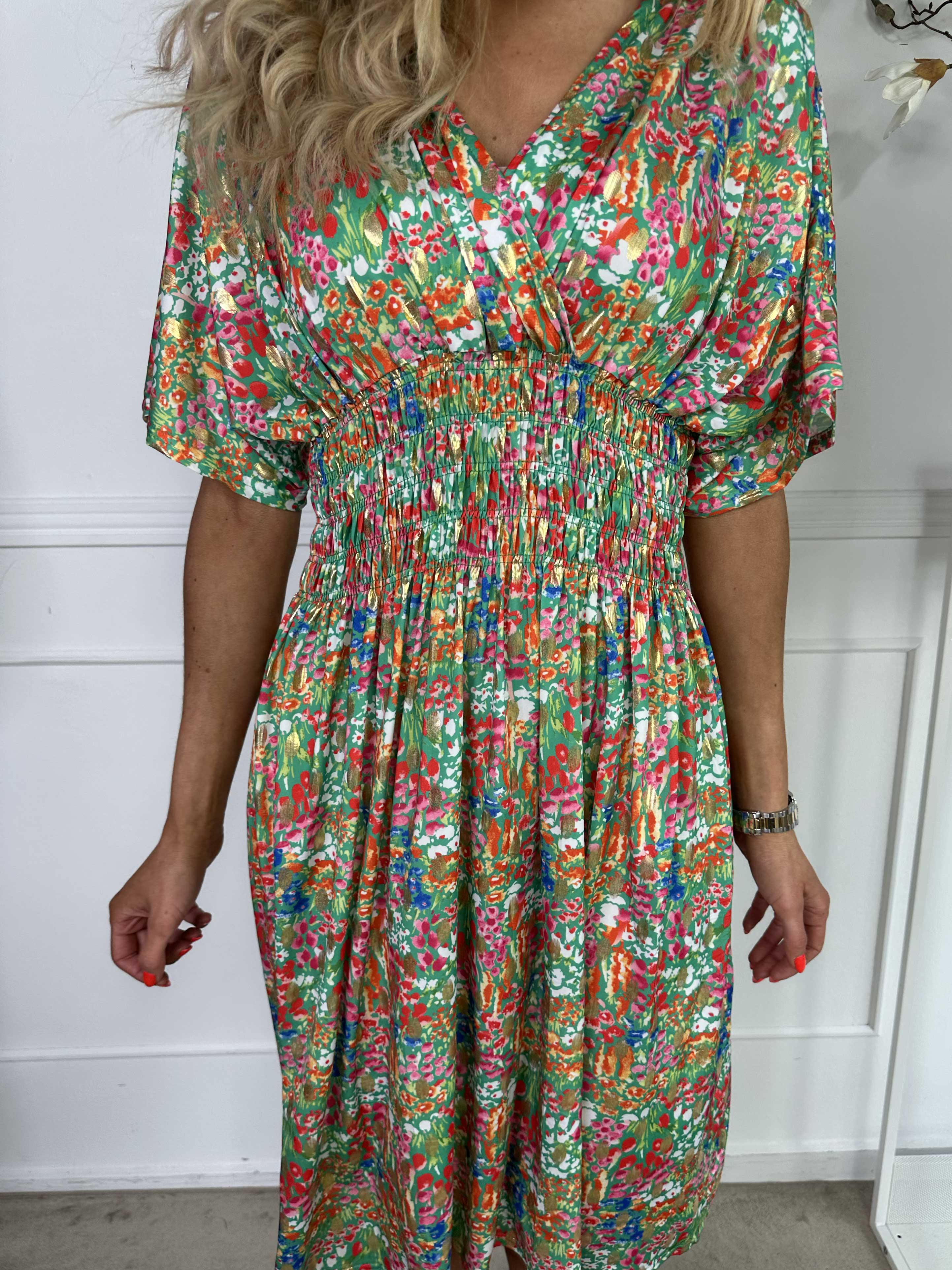 Pams Multi Flower Short - Elastisk klänning i blommigt tryck med gulddetaljer